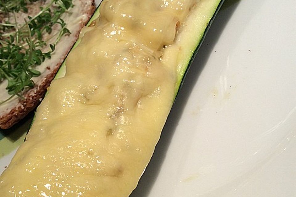 Überbackene Zucchini mit Schafskäse