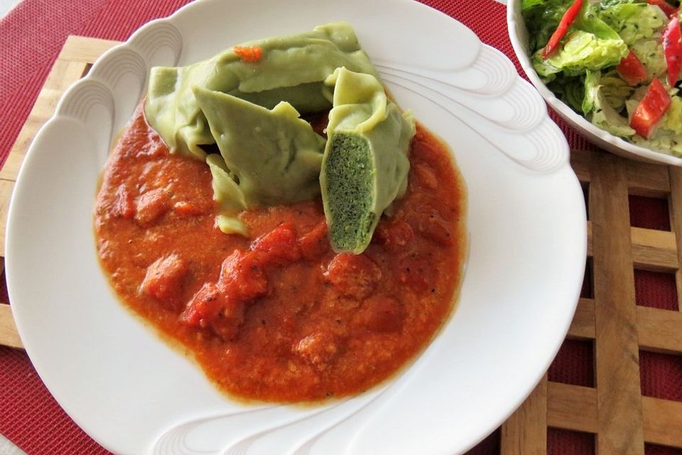 Spinat - Maultaschen in Tomatensauce