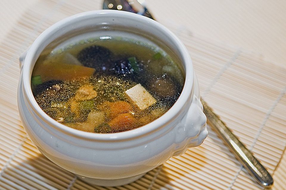 Japanische Gemüsesuppe mit Huhn