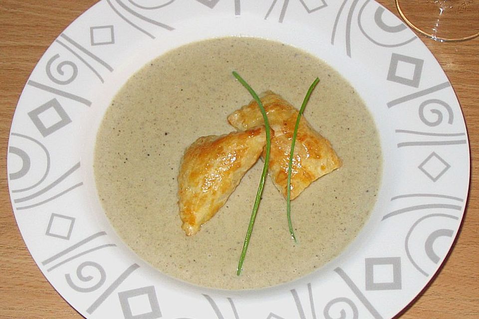 Champignoncremesuppe mit Blätterteigeinlage