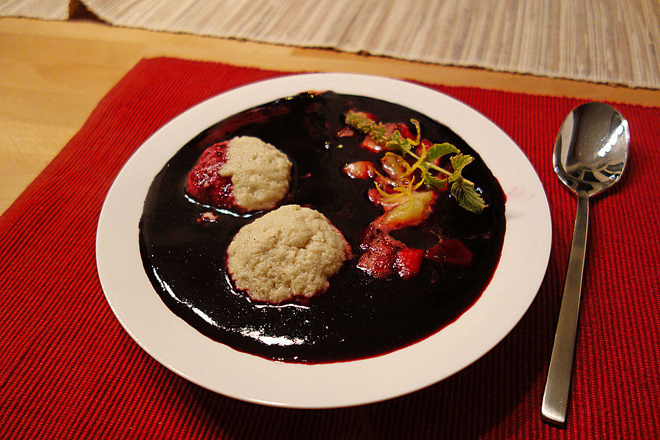 Holunderbeersuppe mit Grießklößchen