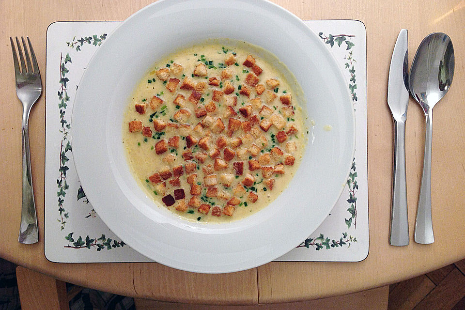 Knoblauchcrèmesuppe mit Croûtons