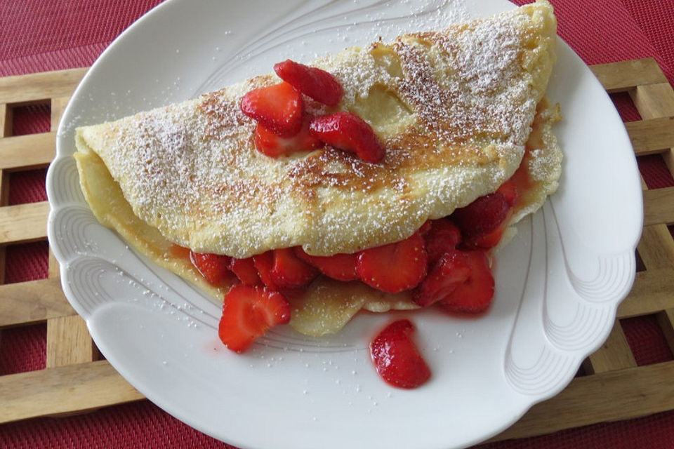 Gefüllter Pfannekuchen mit Erdbeeren