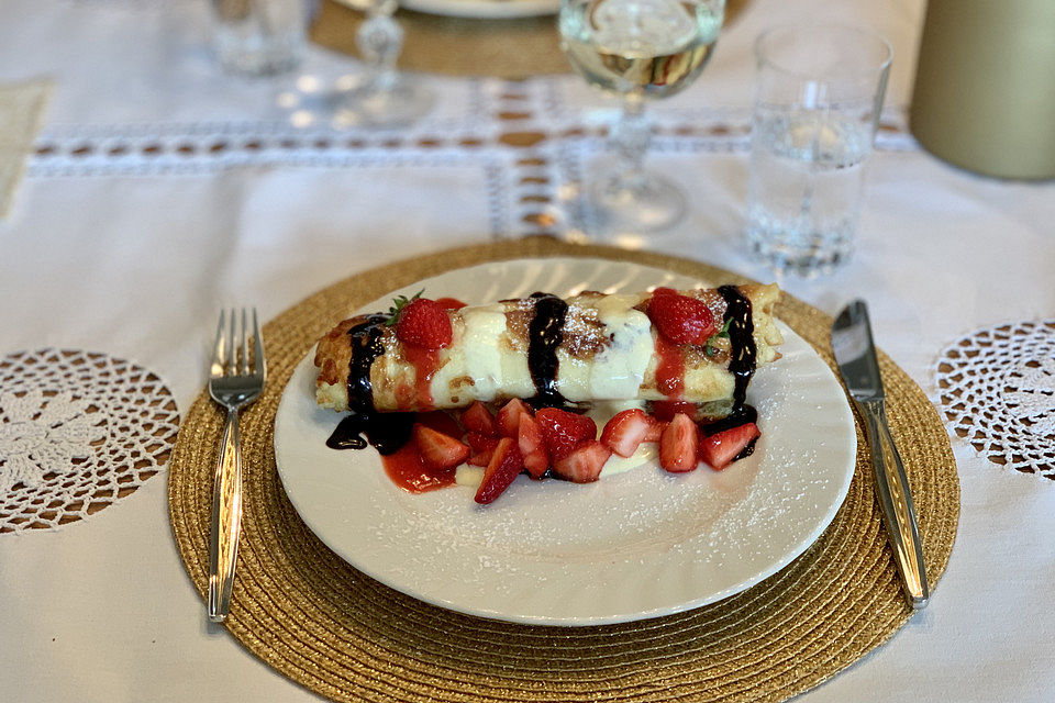 Gefüllter Pfannekuchen mit Erdbeeren