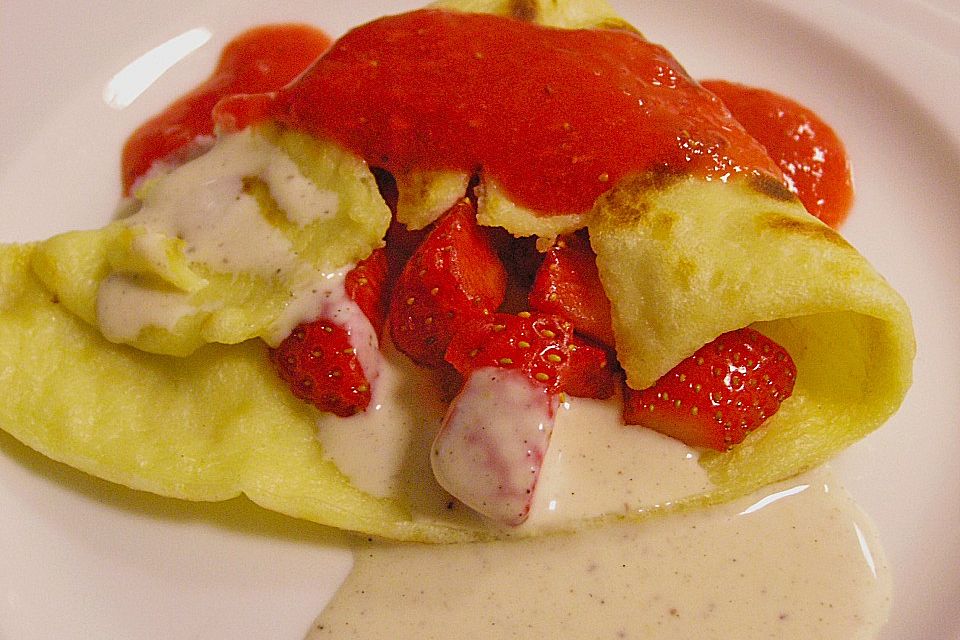 Gefüllter Pfannekuchen mit Erdbeeren