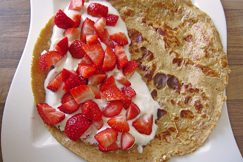 Gefüllter Pfannekuchen mit Erdbeeren