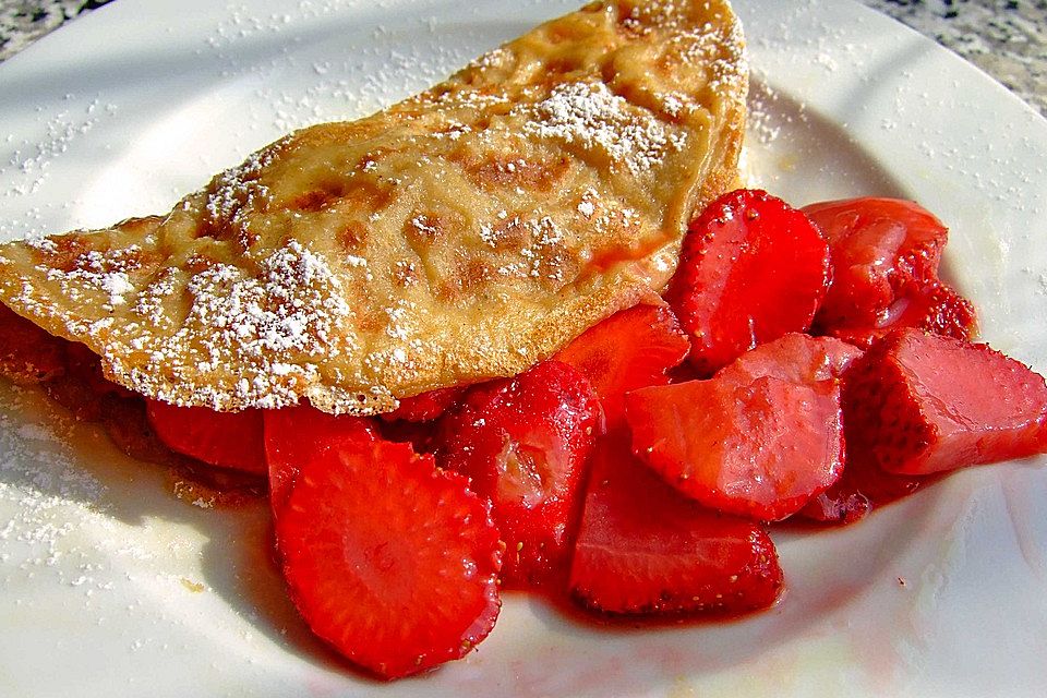 Gefüllter Pfannekuchen mit Erdbeeren