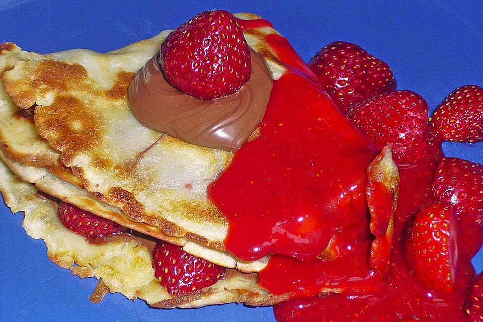 Gefüllter Pfannekuchen mit Erdbeeren