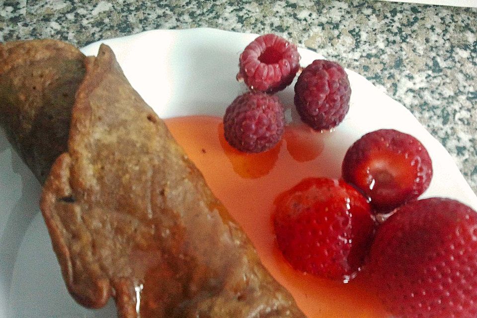 Gefüllter Pfannekuchen mit Erdbeeren