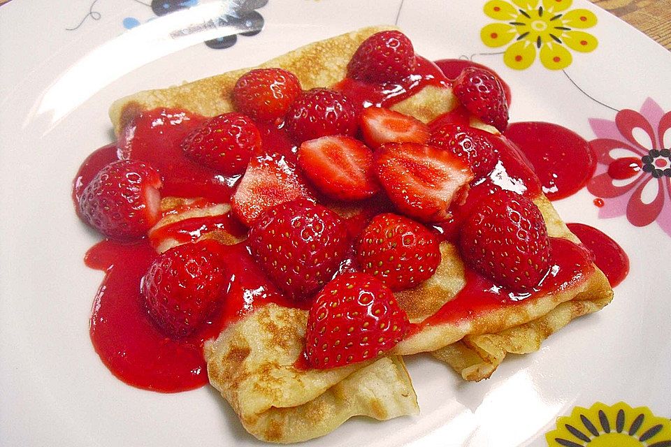 Gefüllter Pfannekuchen mit Erdbeeren