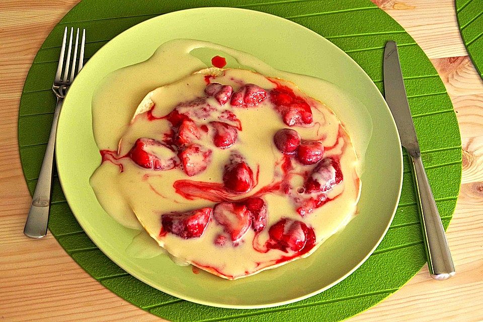 Gefüllter Pfannekuchen mit Erdbeeren