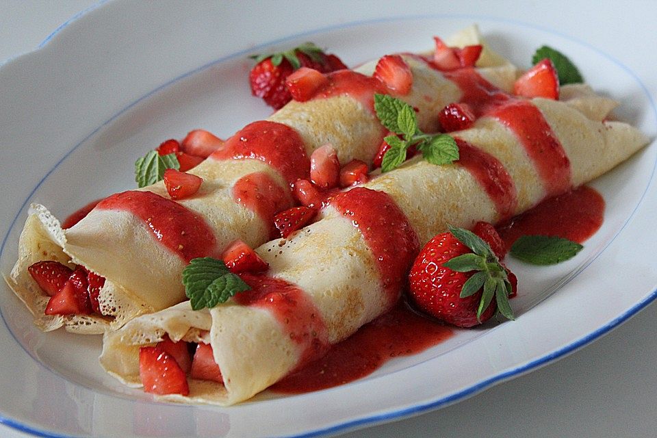 Gefüllter Pfannekuchen mit Erdbeeren