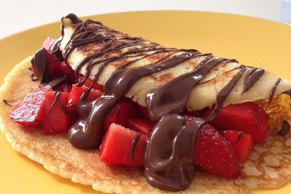 Gefüllter Pfannekuchen mit Erdbeeren