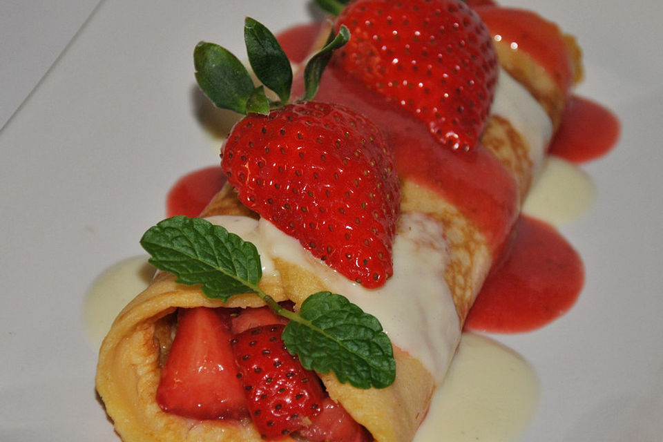 Gefüllter Pfannekuchen mit Erdbeeren