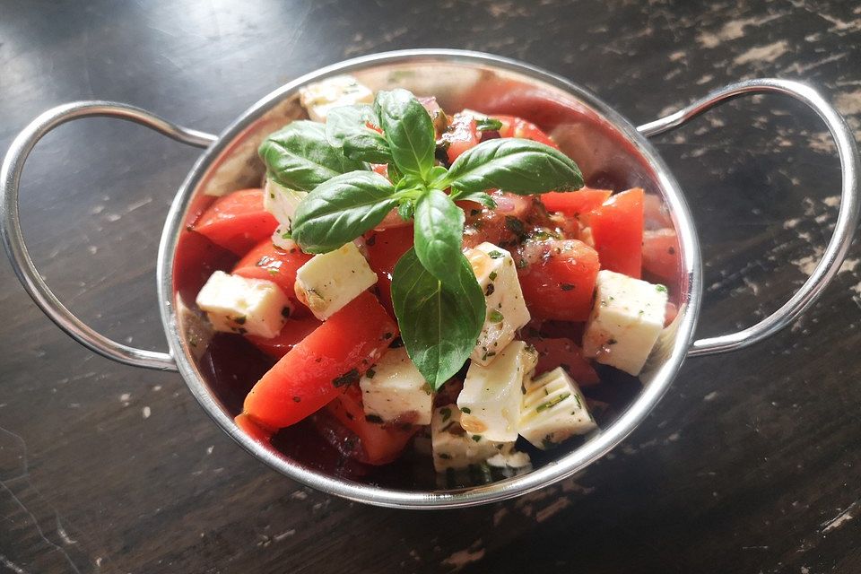 Tomaten - Schafskäse - Salat