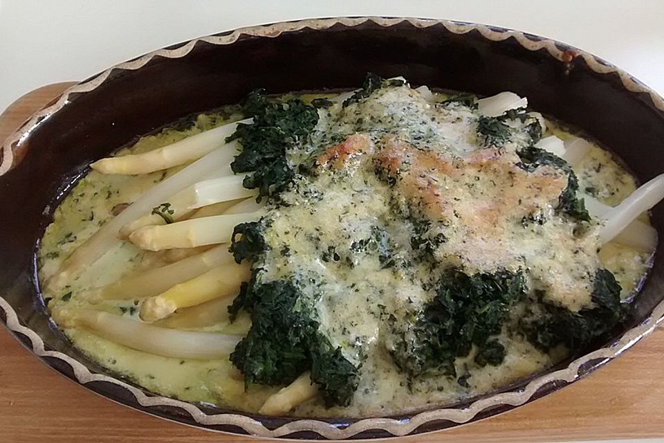 Spargel im Spinatmantel