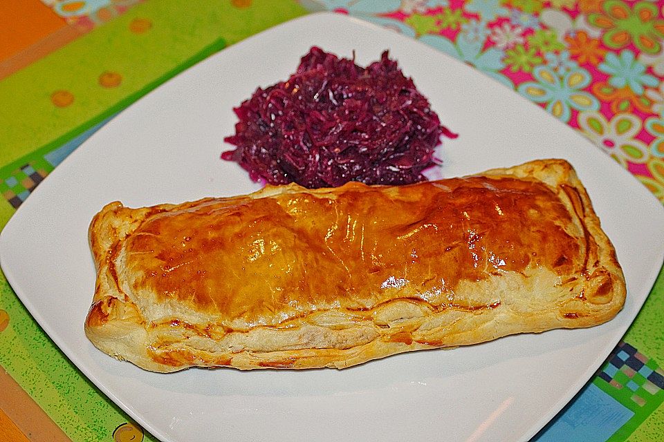 Deftiger Hackfleischstrudel mit Feta