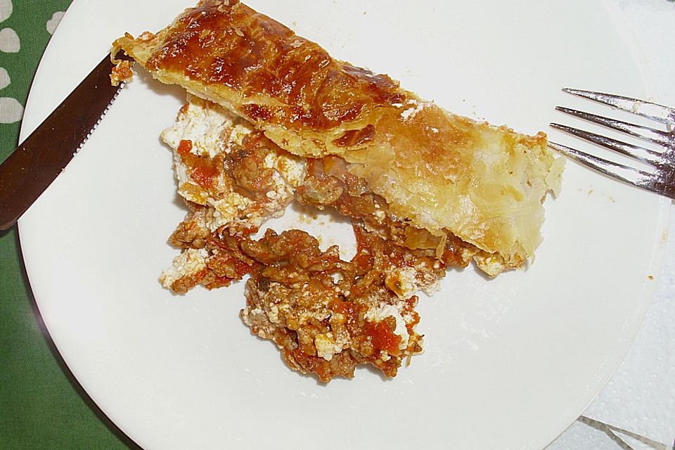 Deftiger Hackfleischstrudel mit Feta