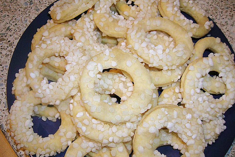 Sauerrahm - Kringel mit Hagelzucker