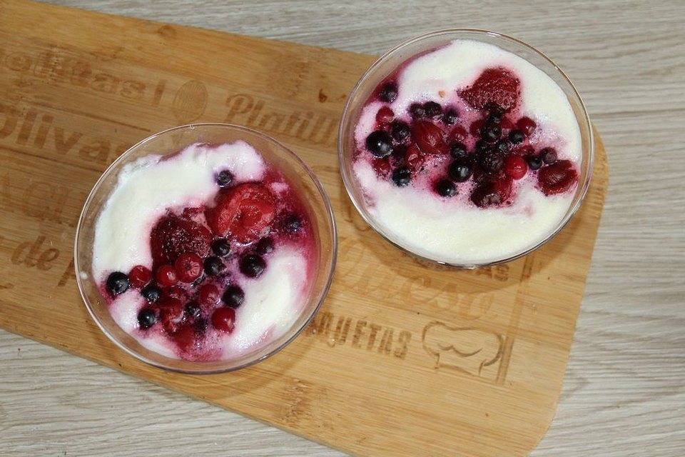 Dickmilch - Creme mit Beeren