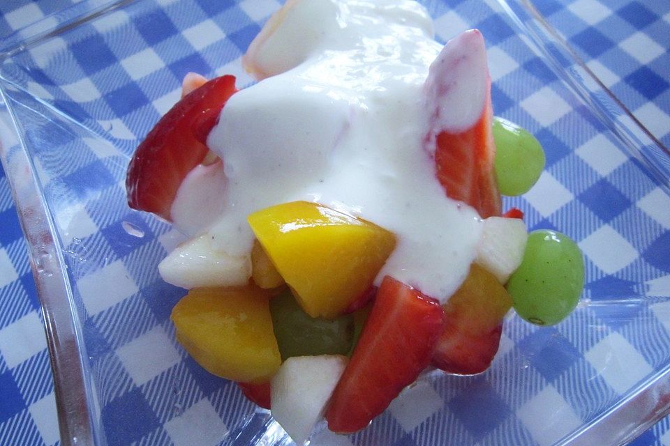 Bunter Obstsalat mit Vanillesauce