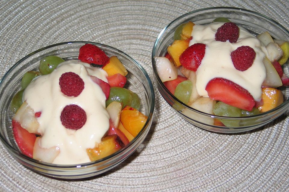 Bunter Obstsalat mit Vanillesauce