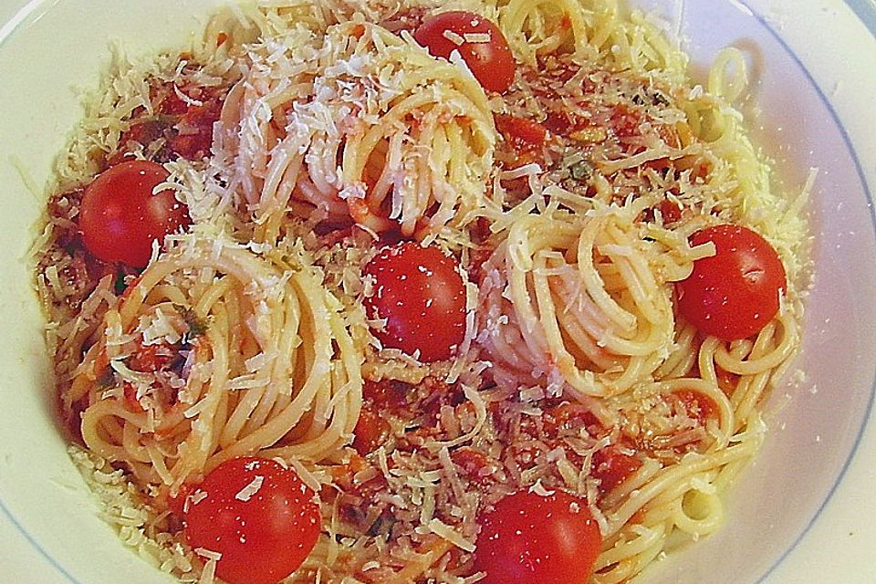 Spaghetti mit kalter Tomatensauce