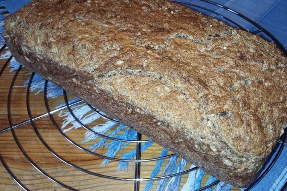 Einfaches Weizenvollkornbrot mit Sonnenblumenkernen