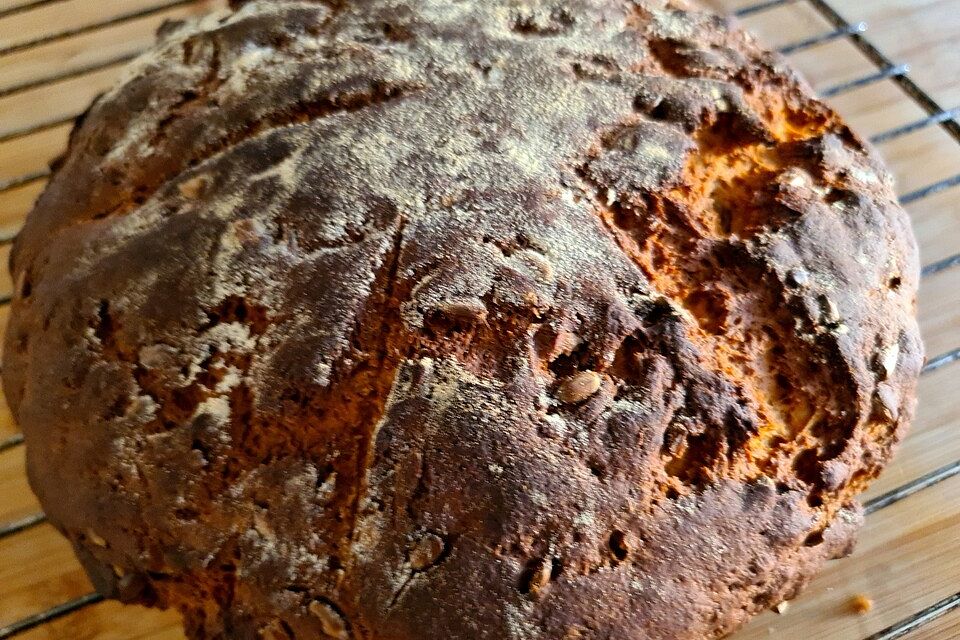 Einfaches Weizenvollkornbrot mit Sonnenblumenkernen