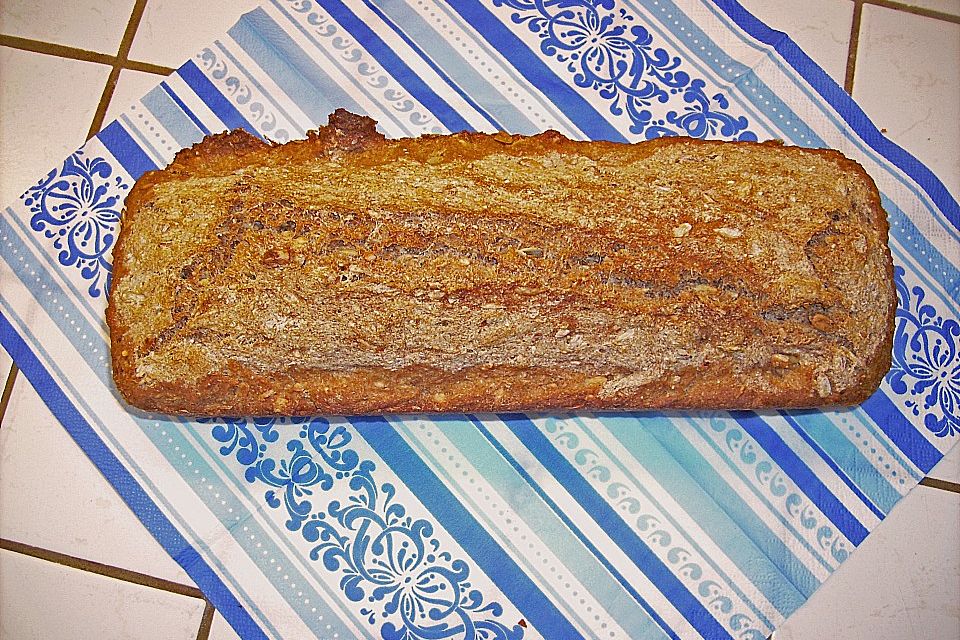 Einfaches Weizenvollkornbrot mit Sonnenblumenkernen