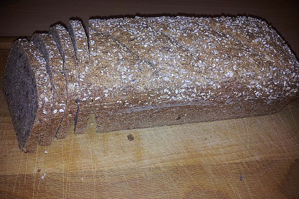 Einfaches Weizenvollkornbrot mit Sonnenblumenkernen