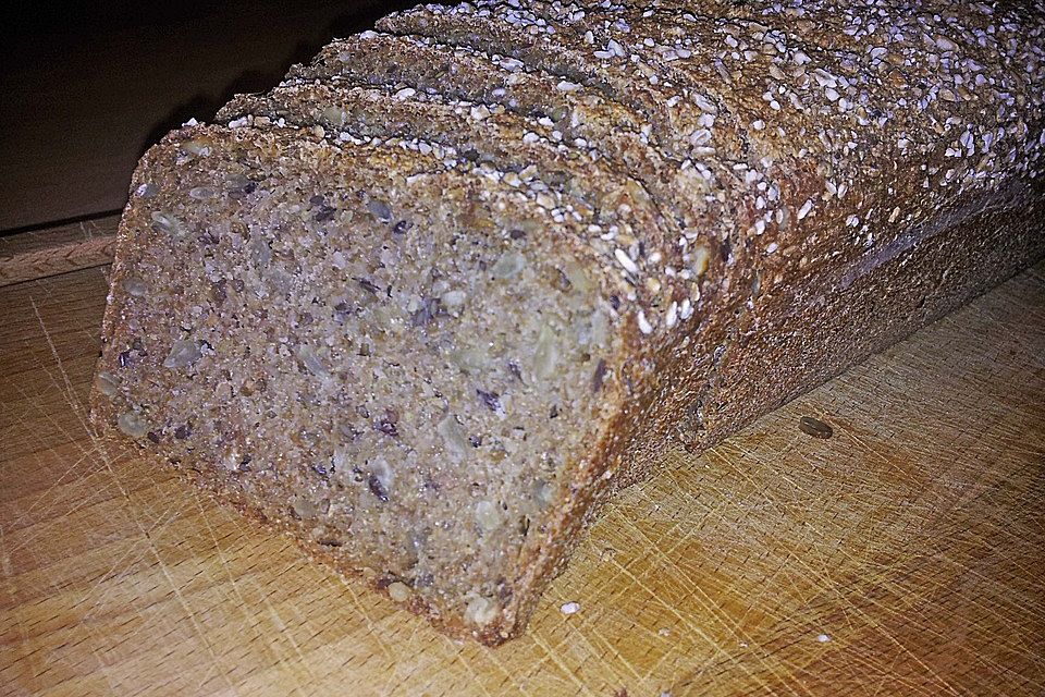 Einfaches Weizenvollkornbrot mit Sonnenblumenkernen