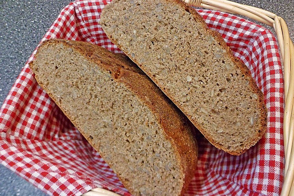 Einfaches Weizenvollkornbrot mit Sonnenblumenkernen