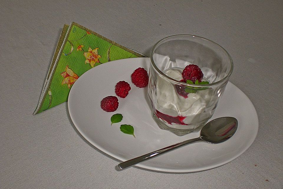 Ricotta - Mousse mit Himbeersauce