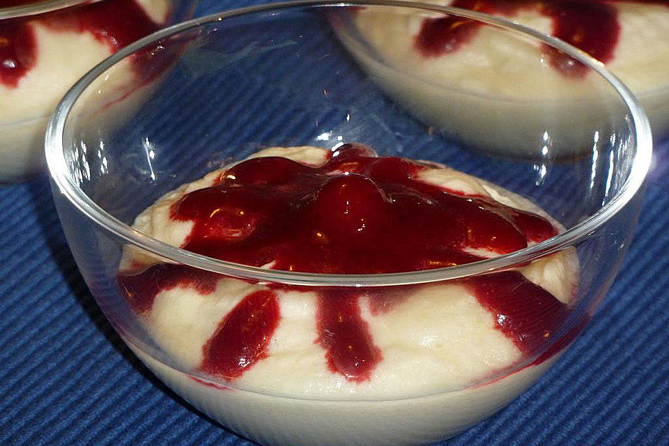 Apfelcreme mit Himbeersauce