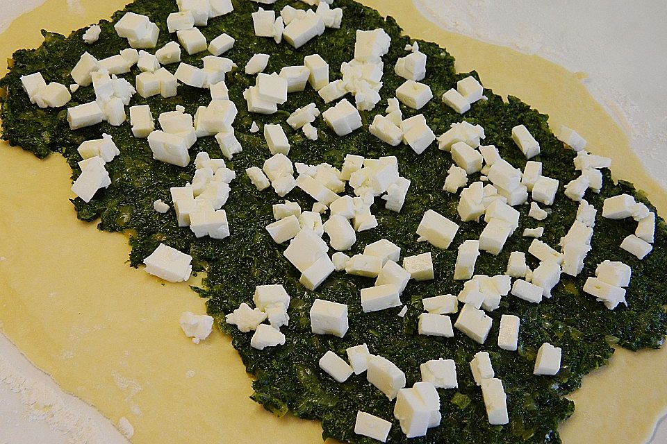 Spinatrolle mit Feta