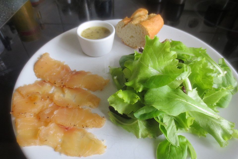 Geräucherter Lachs an Blattsalat