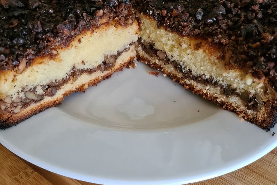 Schichtkuchen mit Walnüssen