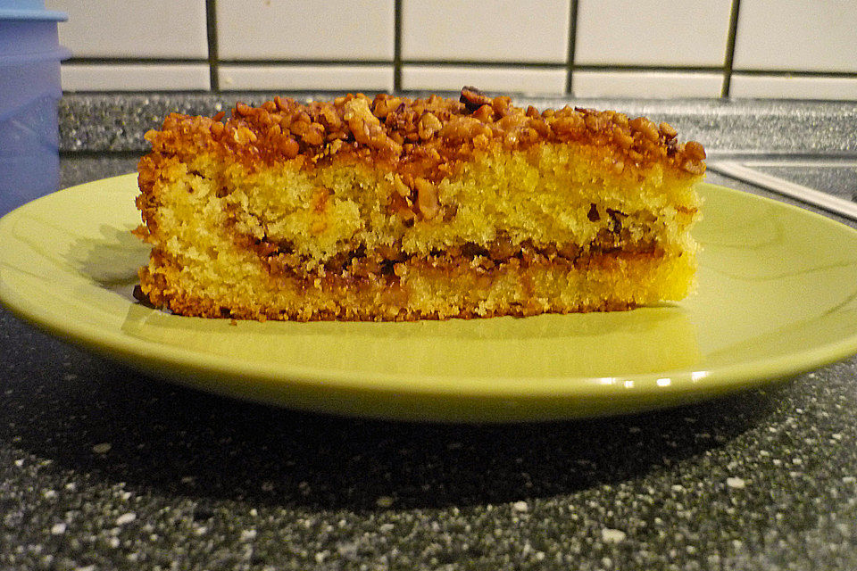 Schichtkuchen mit Walnüssen