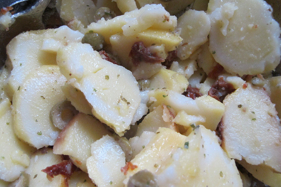 Kartoffelsalat mit getrockneten Tomaten