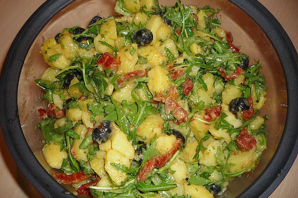 Kartoffelsalat mit getrockneten Tomaten