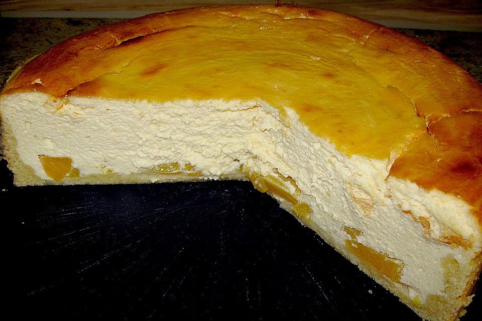 Käsekuchen mit geschlagener Sahne