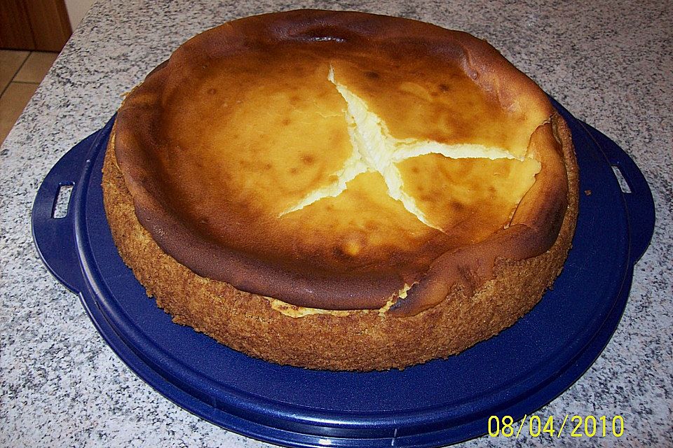 Käsekuchen mit geschlagener Sahne