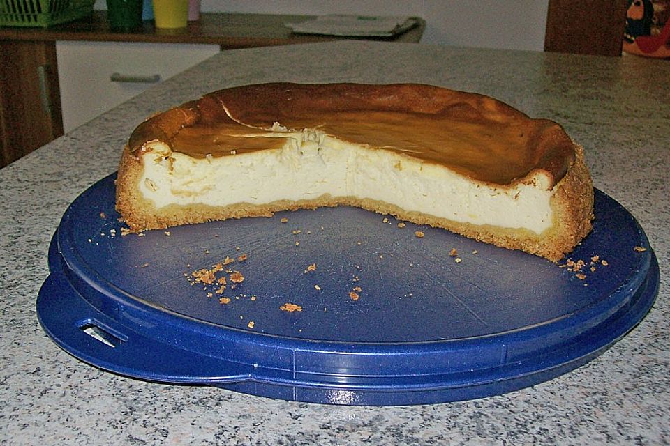 Käsekuchen mit geschlagener Sahne