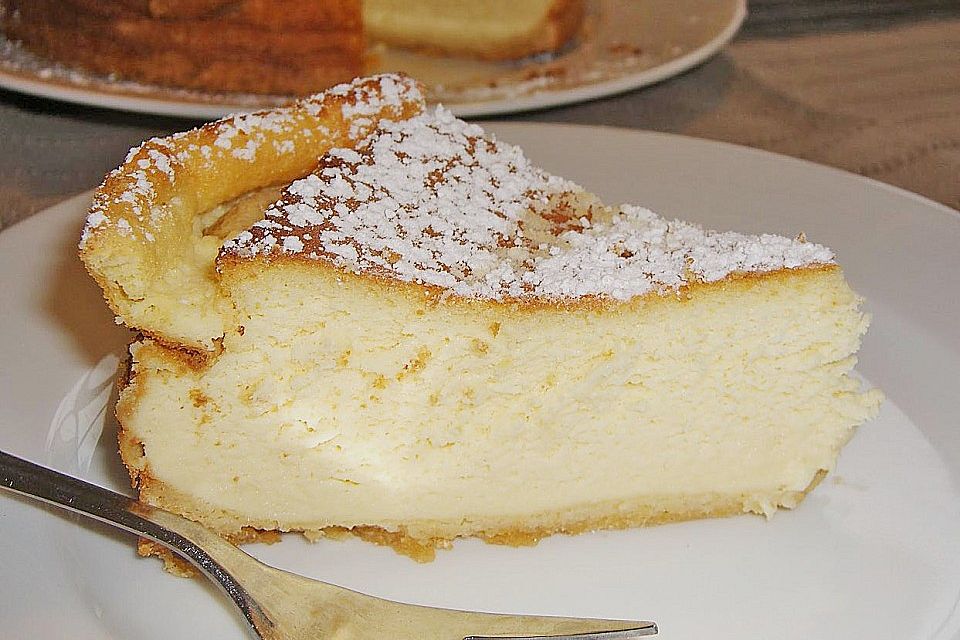 Käsekuchen mit geschlagener Sahne