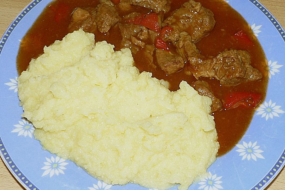 Kalbsgulasch mit Buttermilchpüree