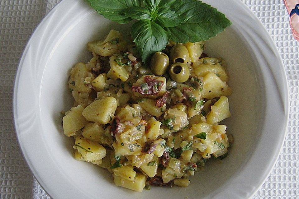 Kartoffelsalat mit mediterraner Note