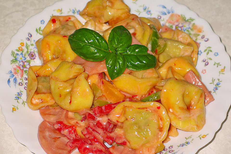 Tortellinisalat mit Hot - Chilisauce