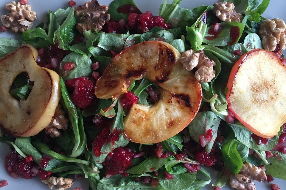 Feldsalat mit karamellisierten Apfelscheiben