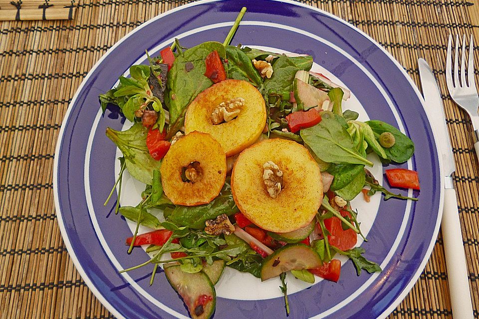 Feldsalat mit karamellisierten Apfelscheiben